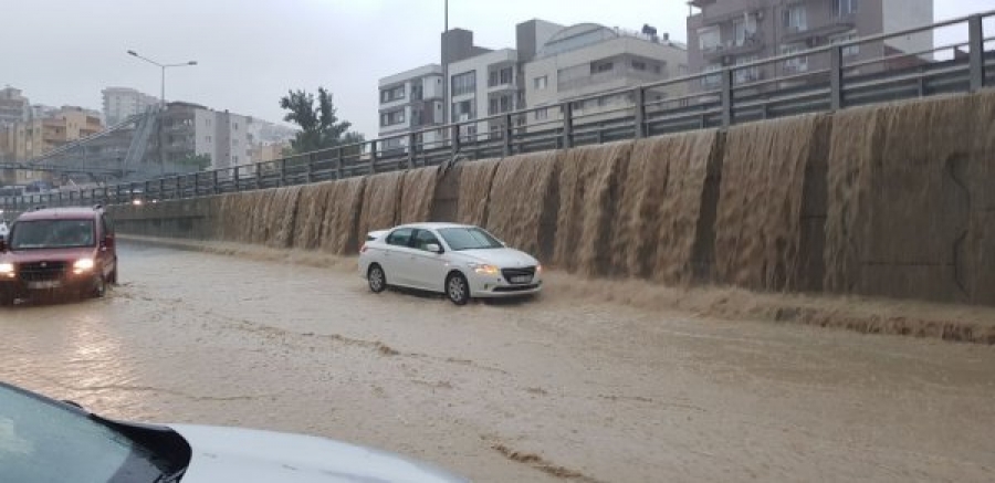 Köprülü kavşak şelale oldu